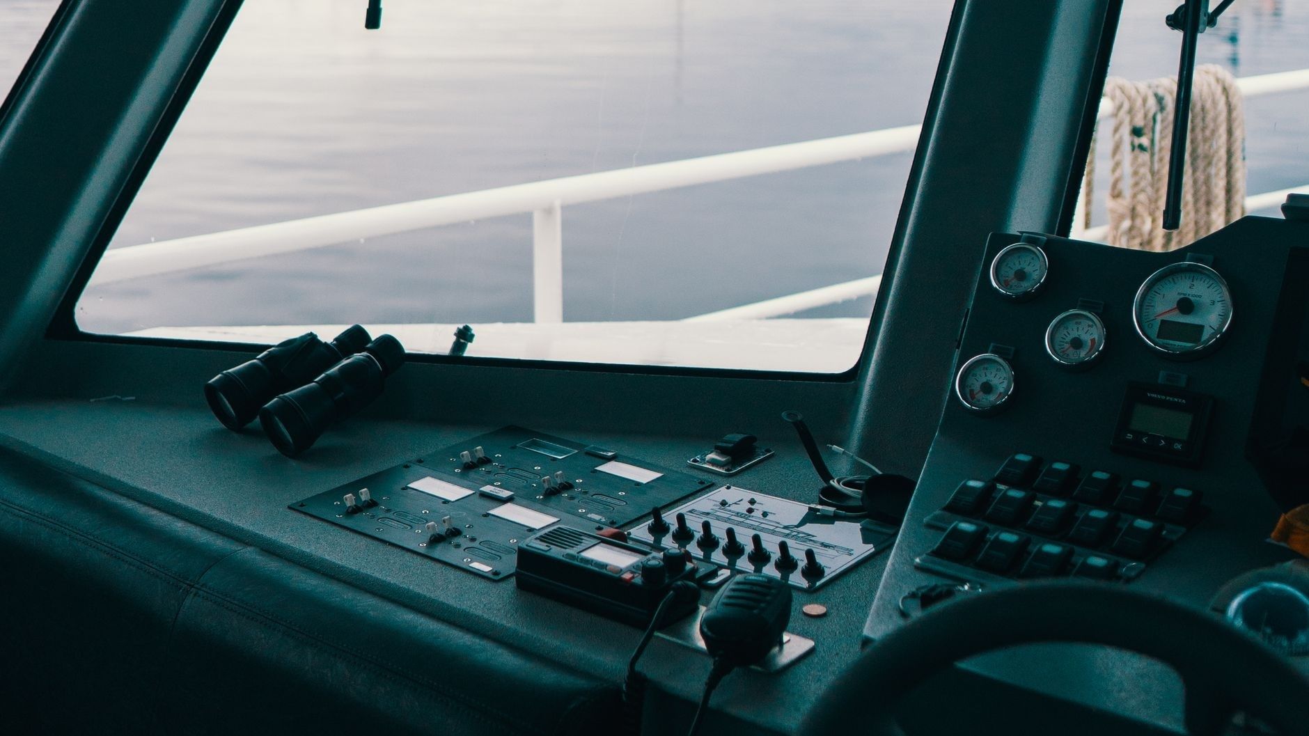 Båtens förarplats med kikare, instrument och radioutrustning