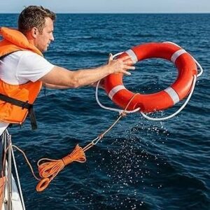 Man i flytväst kastar en livboj med lina i havet